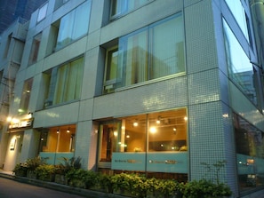 Un edificio moderno con amplios ventanales y un letrero que dice 'Use a Breakfast'.