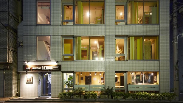 A multi-story hotel with a tiled facade, large windows, and a sign for 'Red & Breakfast'. - Bed & Breakfast RENGA – Hostel (Tokyo)
