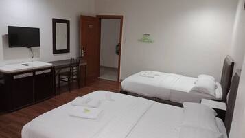 Family Room | Desk, free WiFi, bed sheets