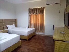 Escritorio, wifi gratis y ropa de cama 