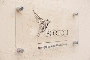 Schild für das City Hotel Bortoli, geführt vom Ribas Hotels Group, mit Vogel-Logo und dem Gründungsjahr 2017.