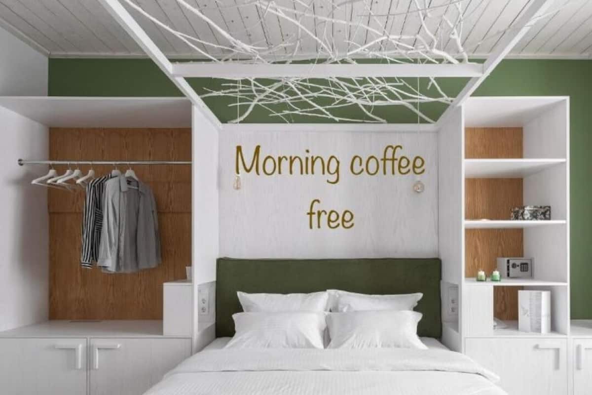 Une chambre moderne avec un lit, une armoire et une étagère sur laquelle est posée une plante en pot.