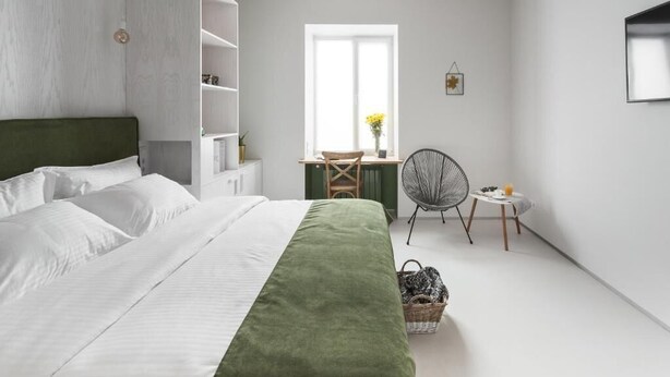 Ein modernes Schlafzimmer mit einem Bett, einem Schreibtisch und einem Stuhl.