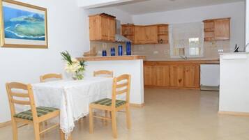 Villa | Cuisine privée | Grand réfrigérateur, micro-ondes, four, plaque de cuisson