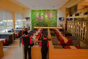 Serveert ontbijt, lunch en diner