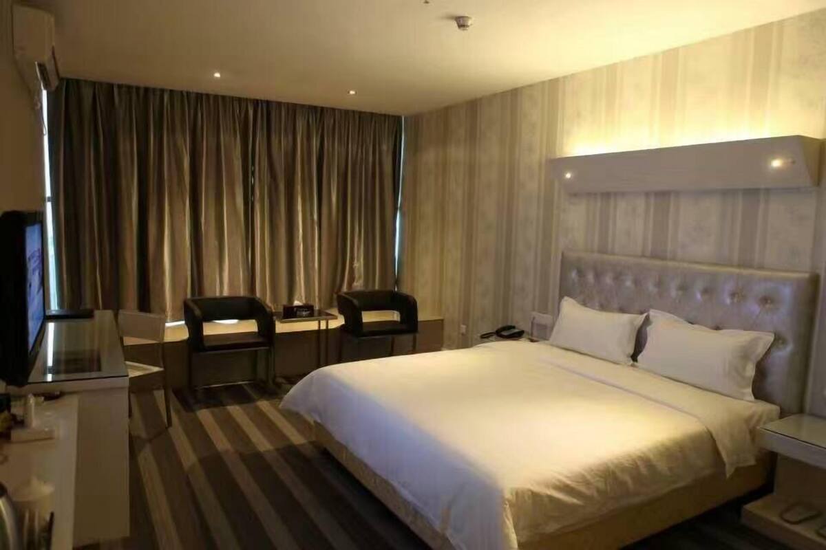 Deluxe Double Room | Minibar, in-room safe, desk, blackout drapes