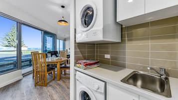 Two-Bedroom Ground Floor Apartment with Ocean View - De Mole | Private kitchenette
