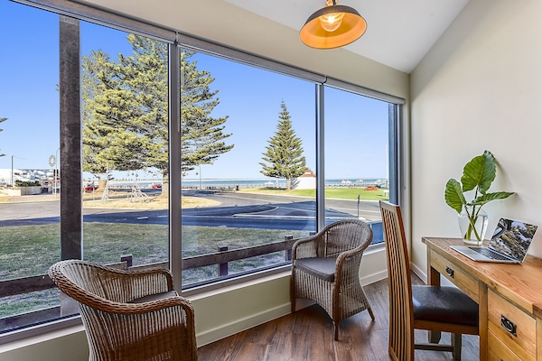 Two-Bedroom Ground Floor Apartment with Ocean View - De Mole | Living area