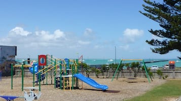 Área de juegos infantiles al aire libre