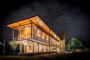 Fachada del alojamiento - Noche