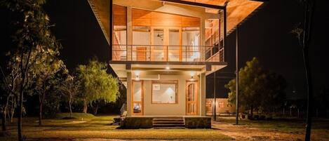 واجهة المنشأة - في المساء/الليل