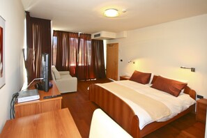 Superior-Doppelzimmer, Meerblick | Schreibtisch, kostenloses Internet per Kabel