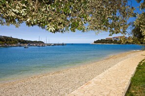 Una playa cerca, toallas de playa, buceo
