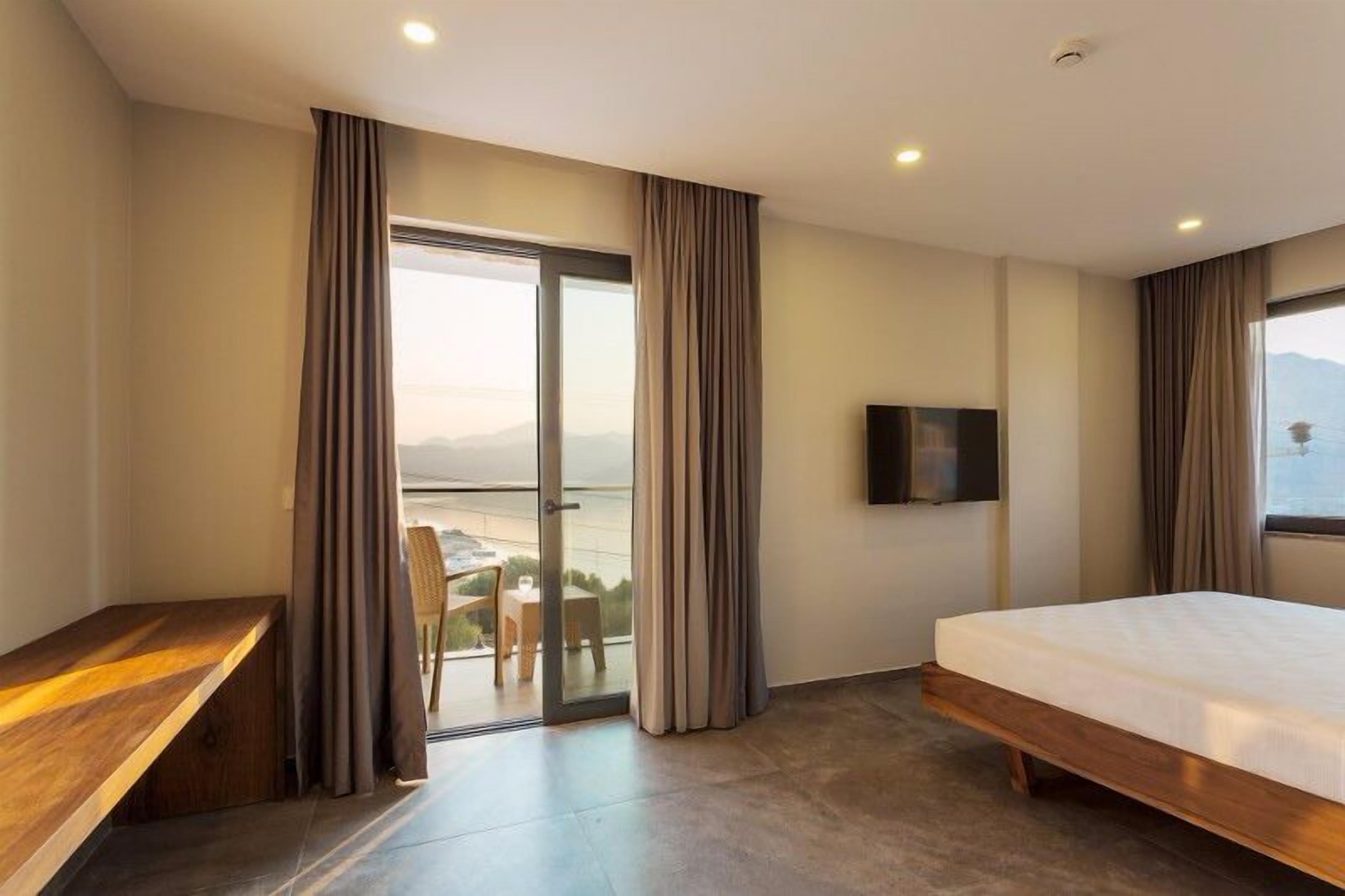 Deluxe Double Room, Sea View | Living area | LCD TV