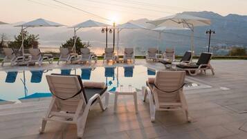 Piscine extérieure (ouverte en saison), parasols de plage