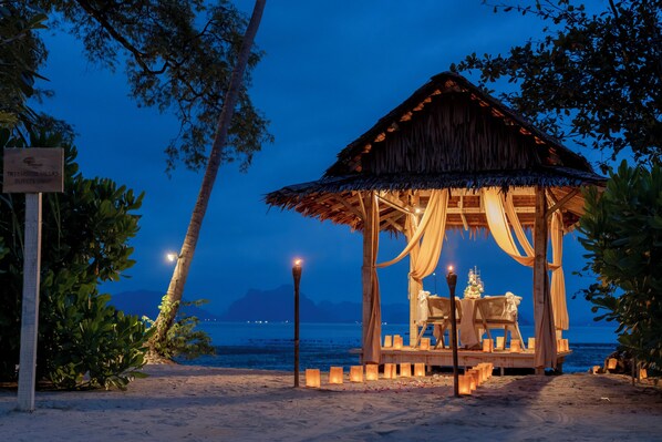 Déjeuner, dîner et souper servis sur place; cuisine internationale 