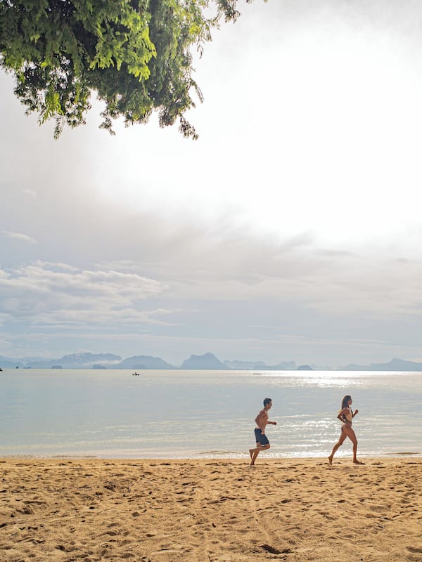 Privatstrand, Liegestühle, Sonnenschirme, Massagen am Strand