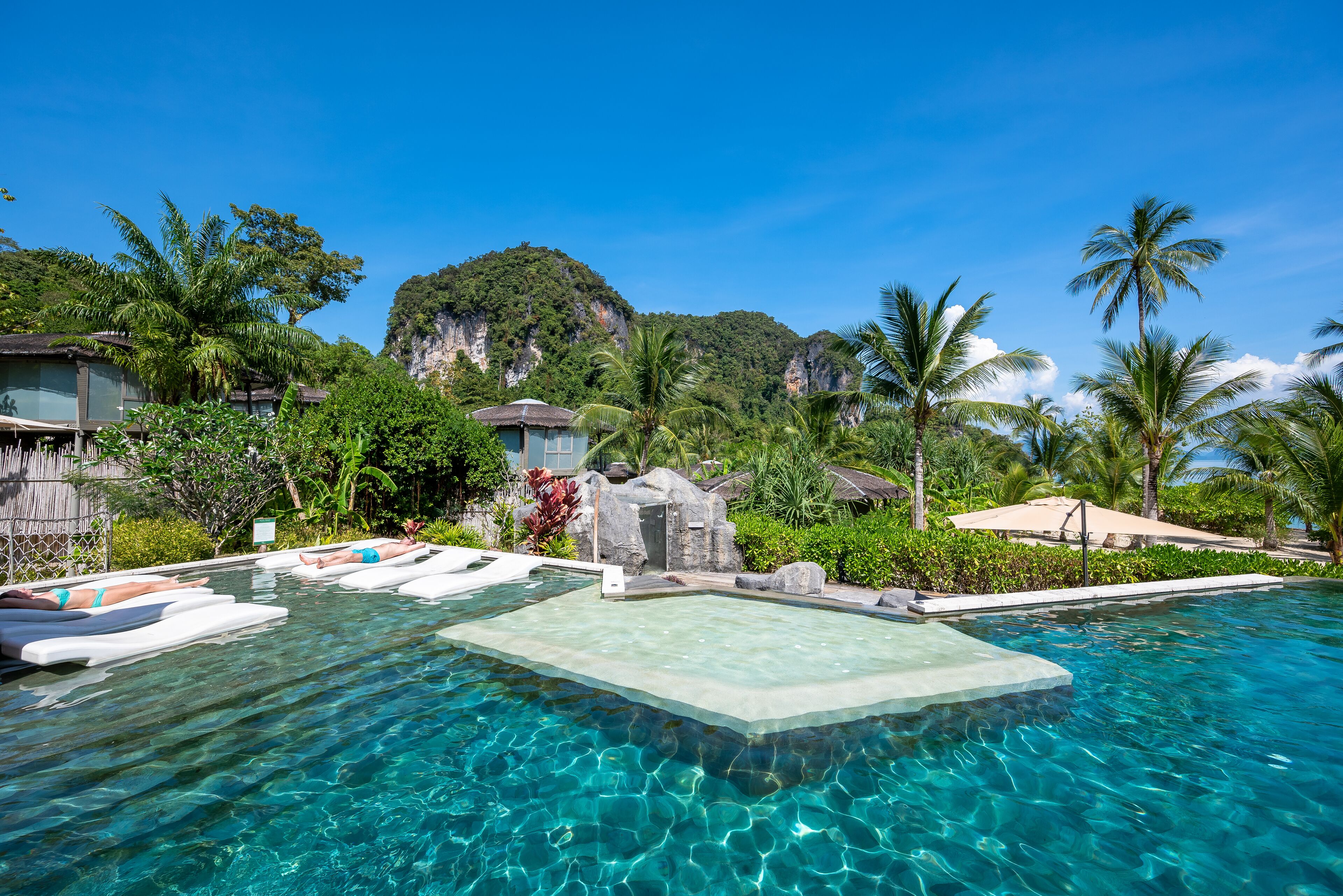 室外游泳池，日光浴躺椅