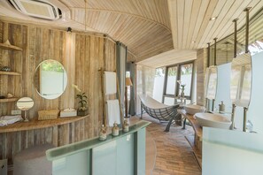 Villa (TreeHouse) | Salle de bain | Baignoire et douche séparées, baignoire profonde