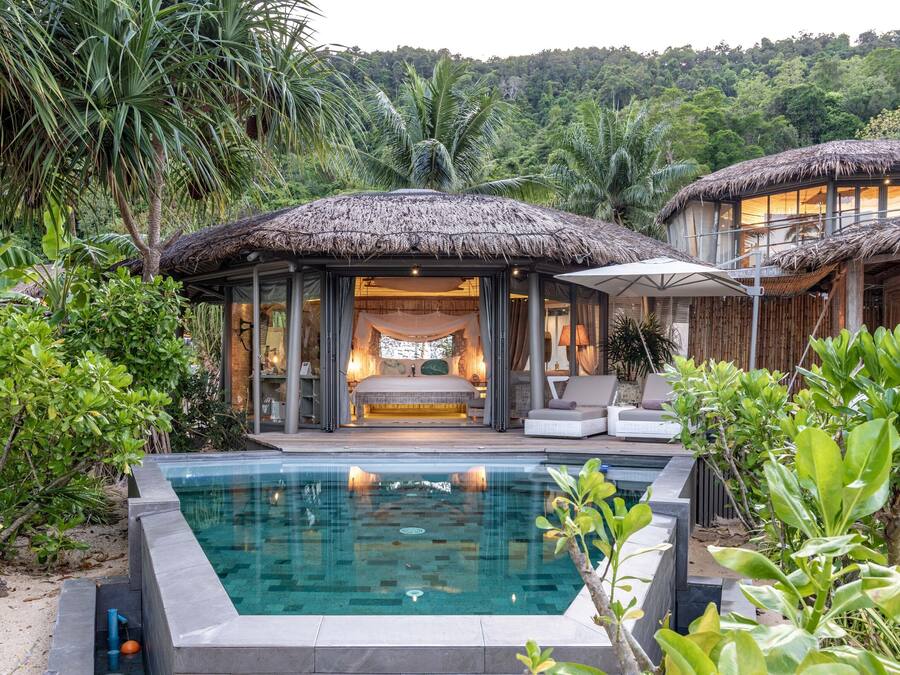 Beachfront Pool Villa | Premium bedding, in-room safe, desk, laptop workspace