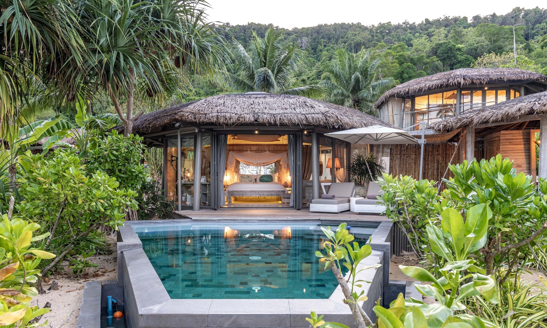Beachfront Pool Villa | Premium bedding, in-room safe, desk, laptop workspace
