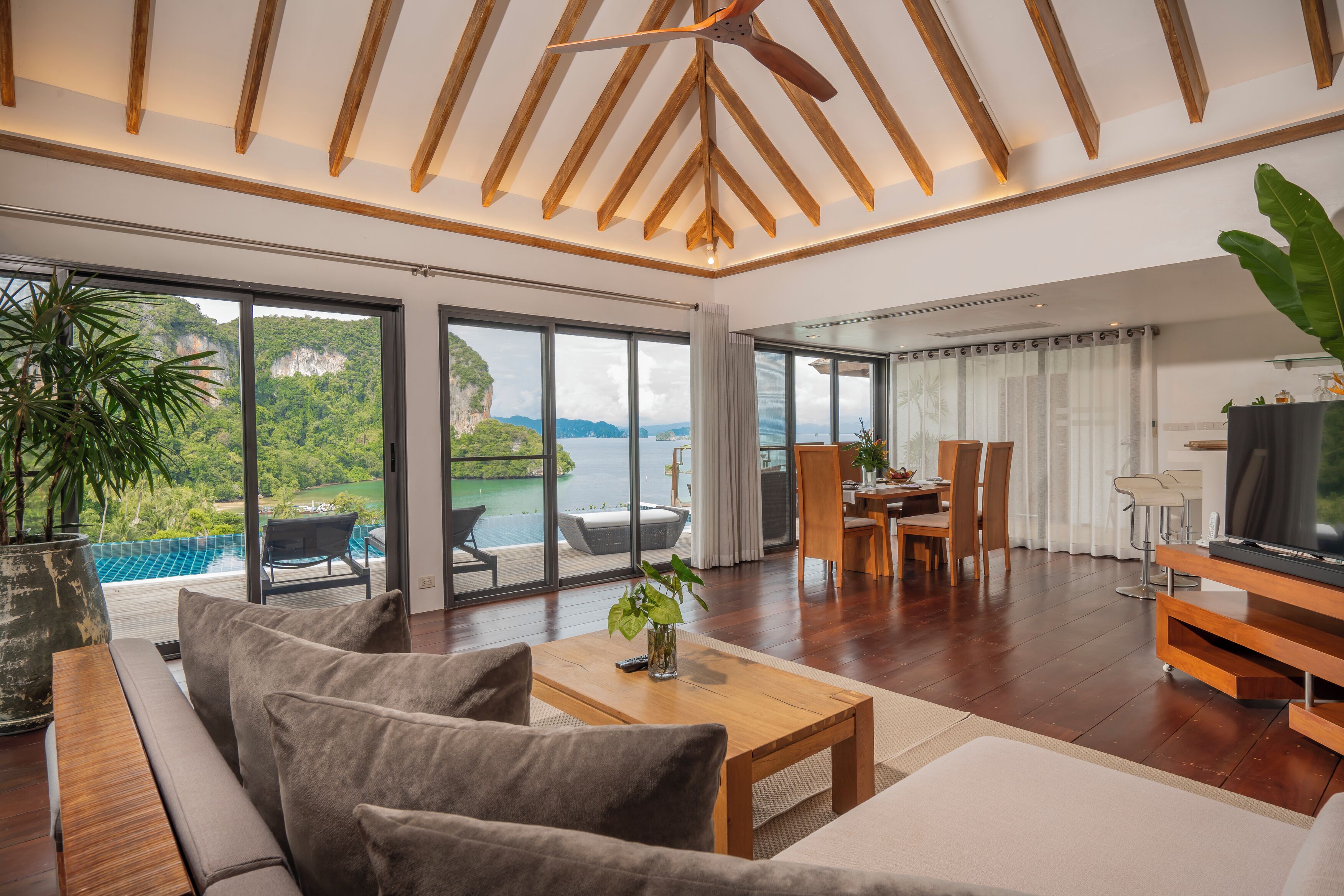 วิลล่า, สระว่ายน้ำส่วนตัว (HillTop) | เครื่องนอนระดับพรีเมียม, ตู้นิรภัยในห้องพัก, โต๊ะทำงาน