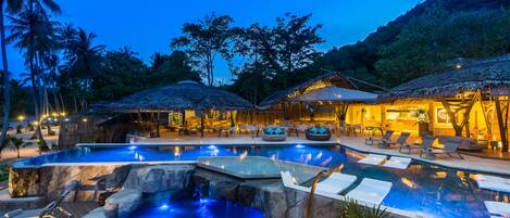 Piscine extérieure, chaises longues