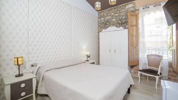 Habitación doble Confort | Decoración personalizada, muebles diferentes y escritorio