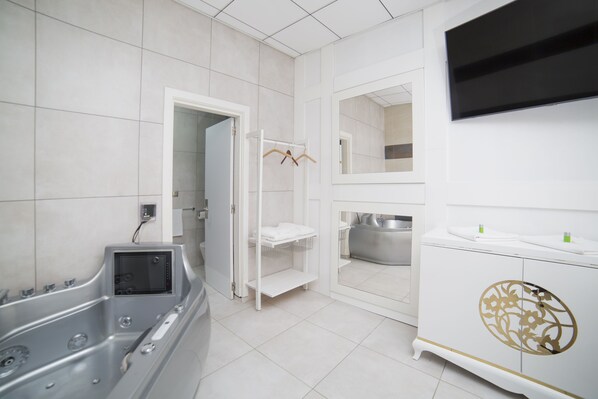 Royal Suite, 1 Queen Bed, Jetted Tub | Jetted bathtub - L'Otelet by Sweet (Valencia)