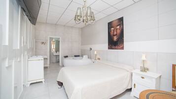 Suite Royal, 1 cama Queen size, hidromasaje | Decoración personalizada, muebles diferentes y escritorio