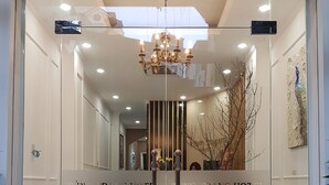 Eine Hotelhalle mit einer Chandelier, einem Empfangstresen und einer Couch.