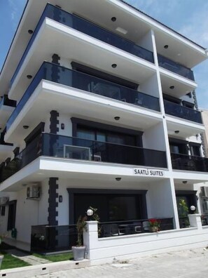 Front of property - Saatli Apart Otel (Cesme)