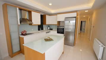 Comfort Suite, 2 Bedrooms, Sea Facing | Premium bedding, desk, iron/ironing board, free WiFi