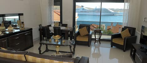Suíte conforto, 2 quartos, de frente para o mar | Sala de estar | TV LCD