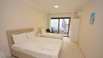 Quarto econômico, sacada | Roupas de cama premium, escrivaninha, ferros/tábuas de passar roupa