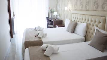 Kahden hengen deluxe-huone (yksi tai kaksi sänkyä) | Minibaari, tallelokero huoneessa, yksilöllisesti sisustettu, työpöytä