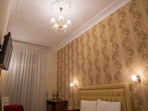 Minibar, in-room safe, individually decorated, desk - Suite Dal Conte (Rome)