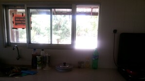 Cafetera/tetera, refrigerador con freezer, microondas, horno