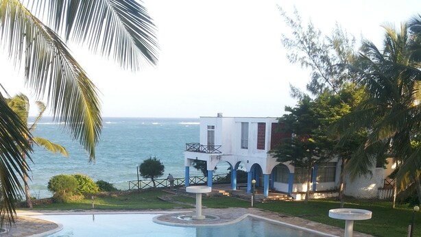Una piscina al aire libre