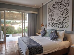 Suite, Pool Access, Ocean View | Bar mini, peti besi dalam bilik, meja, kalis bunyi