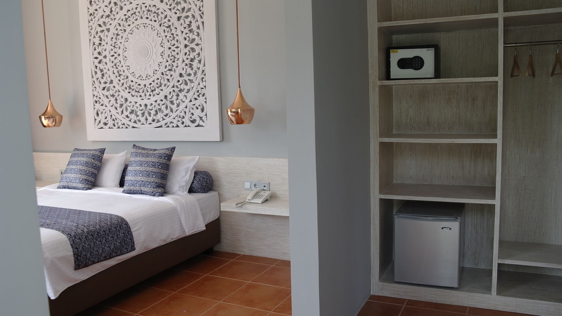 Minibar, caja de seguridad en la habitación y escritorio 