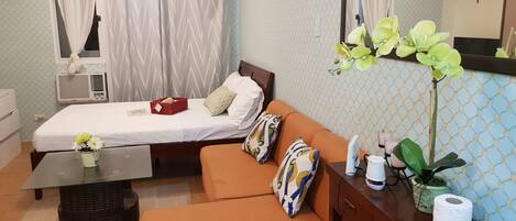 Studiosuite – signature, 1 queensize-seng, delvis sjøutsikt | Oppholdsområde | LED-TV