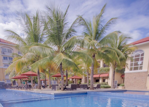 Outdoor pool - Kara's Condotels (Cebu City)