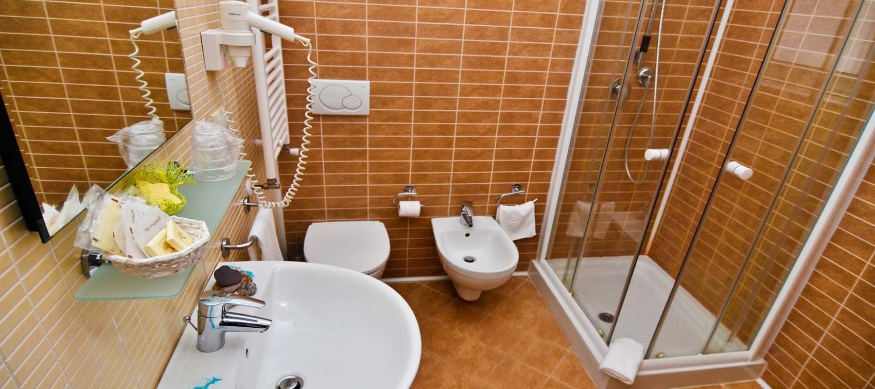 double room | bathroom | shower, free toiletries, hair dryer, towels
