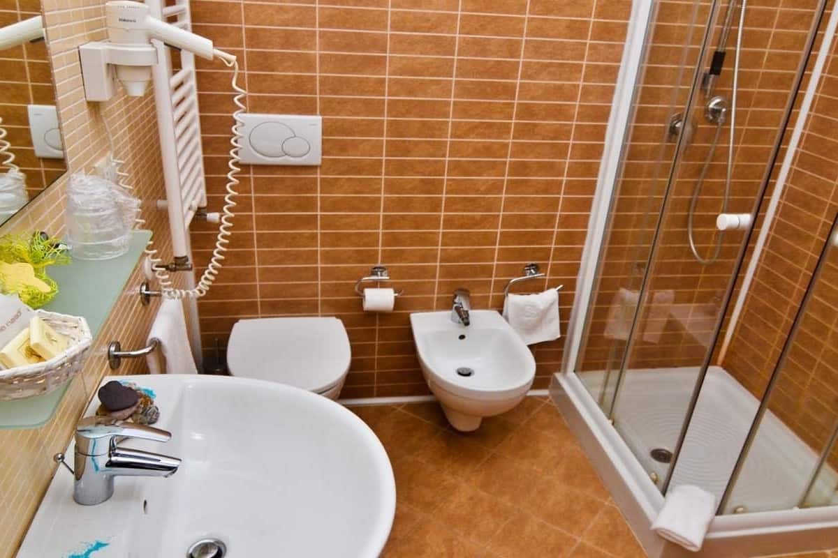 double room | bathroom | shower, free toiletries, hair dryer, towels