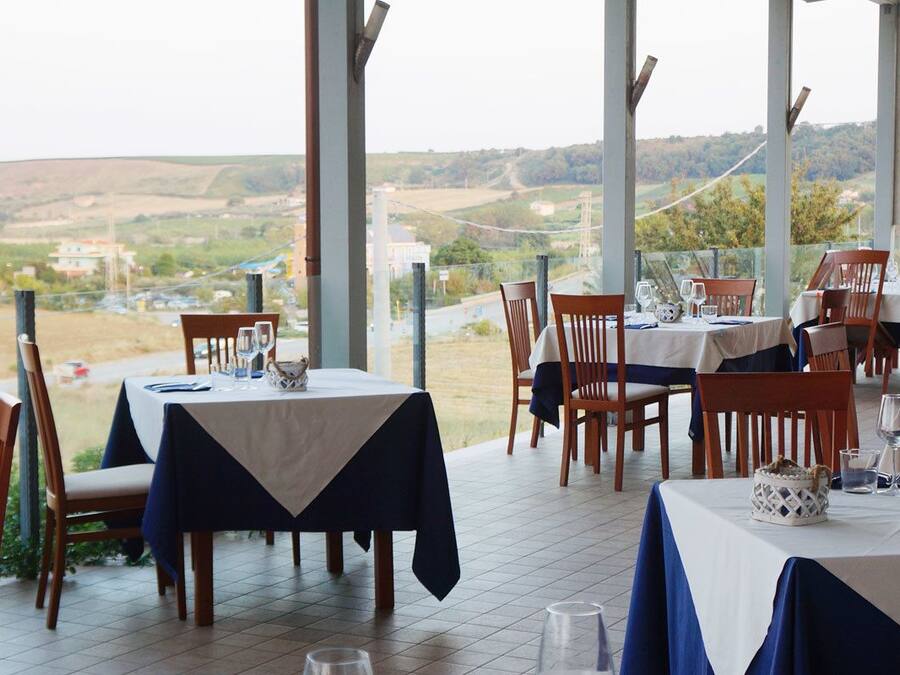 Breakfast, lunch, dinner served; Regional cuisine