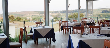 Breakfast, lunch, dinner served; Regional cuisine