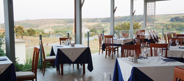 Frühstück, Mittagessen, Abendessen, regionale Küche