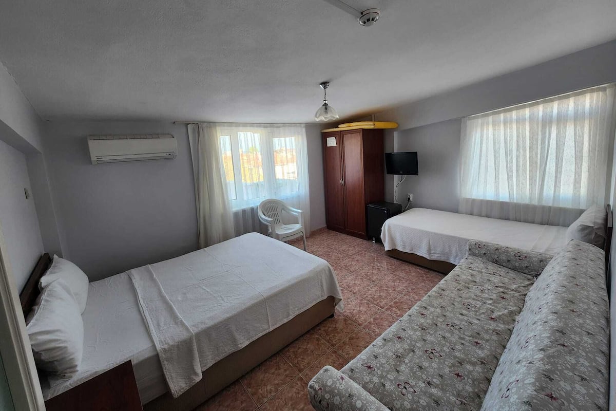 Standard Triple Room | Desk, free cribs/infant beds
