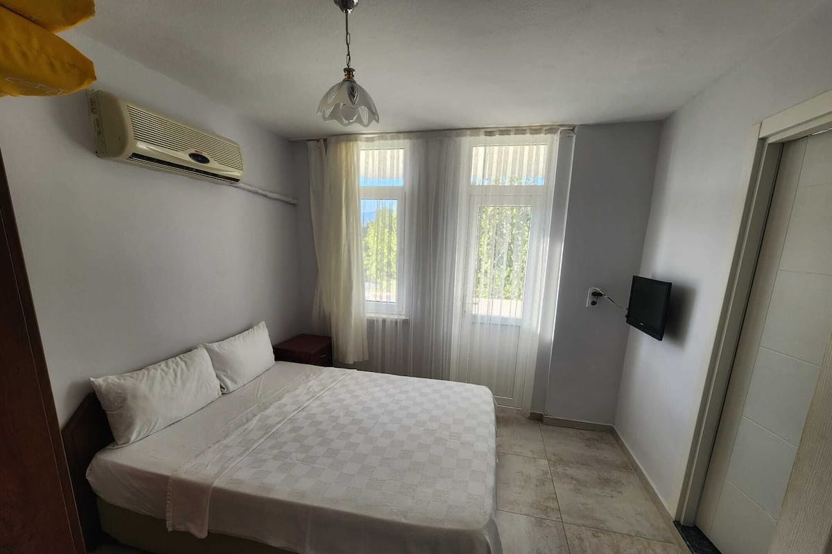 Standard Double Room | Desk, free cribs/infant beds